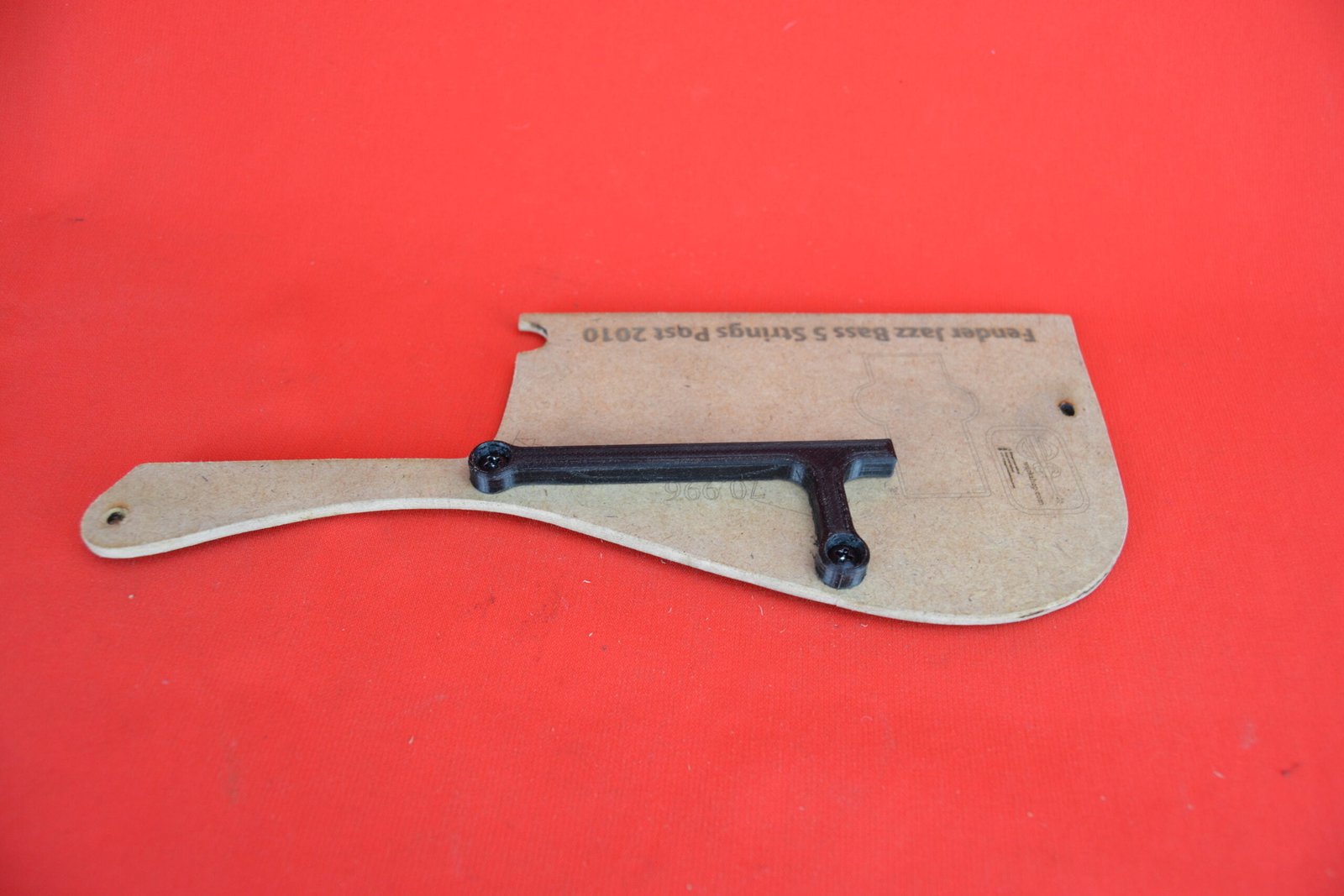 Thumb rest for Fender Jazz V post 2010 (M-7) 2 Thumb rest for Fender Jazz V post 2010 (M-7)