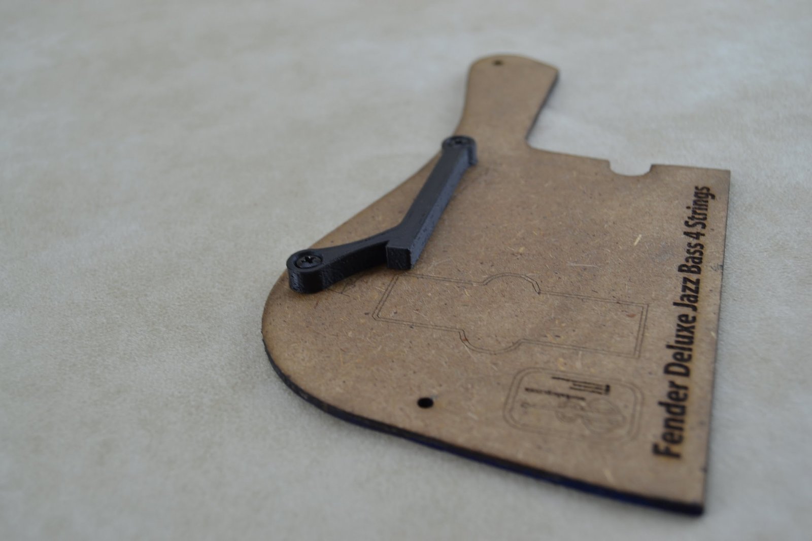 Thumb rest for Fender Deluxe bass 4 strings (M-1) 7 Thumb rest for Fender Deluxe bass 4 strings (M-1)