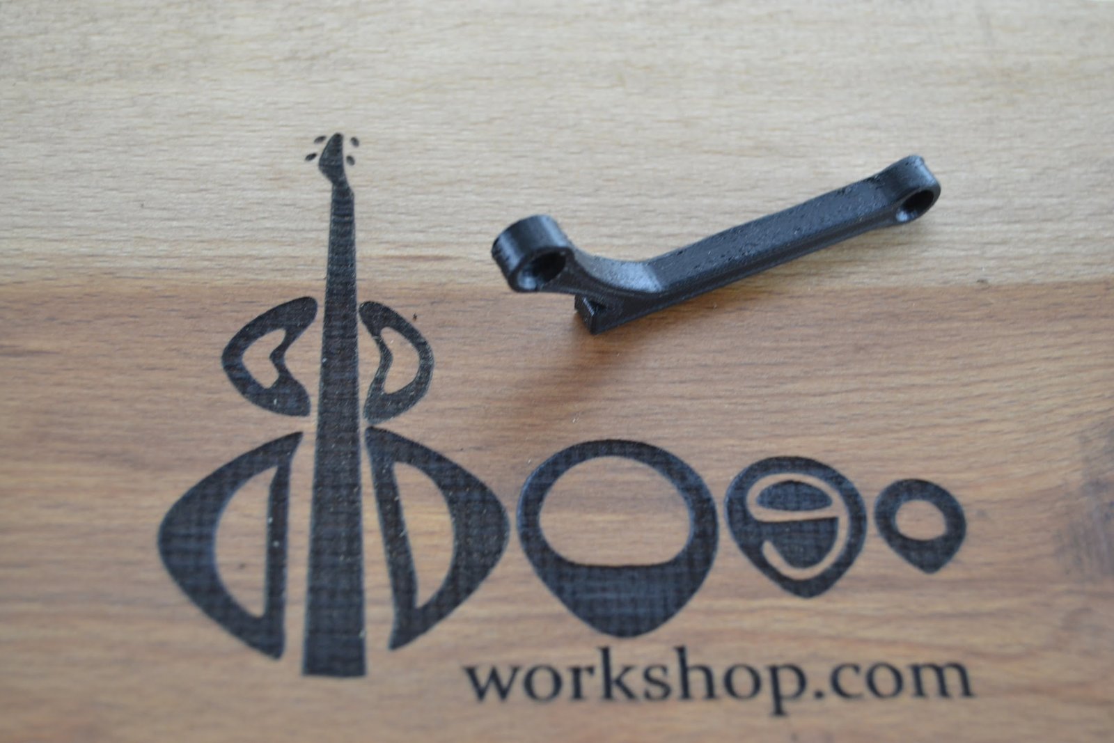 Thumb rest for Fender Deluxe bass 4 strings (M-1) 11 Thumb rest for Fender Deluxe bass 4 strings (M-1)