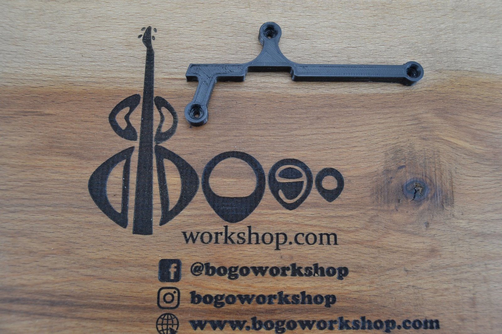 Thumb rest for Fender Deluxe bass 4 (M-6) 6 Thumb rest for Fender Deluxe bass 4 (M-6)