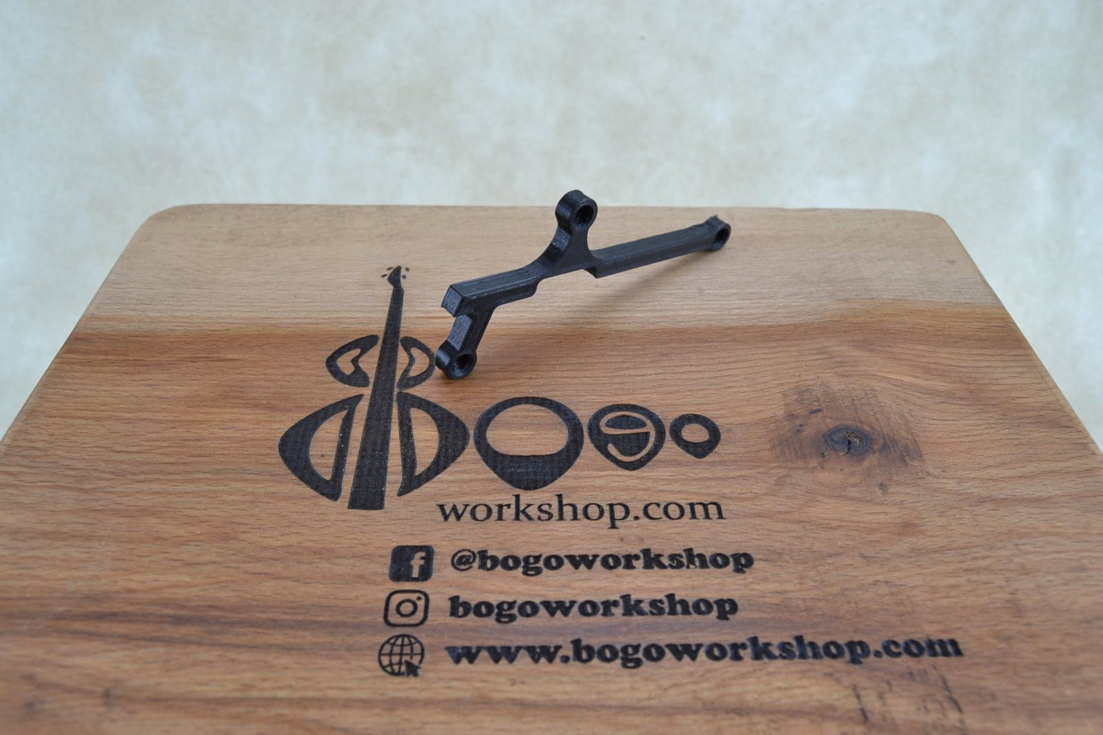 Thumb rest for Fender Deluxe bass 4 (M-6) 5 Thumb rest for Fender Deluxe bass 4 (M-6)