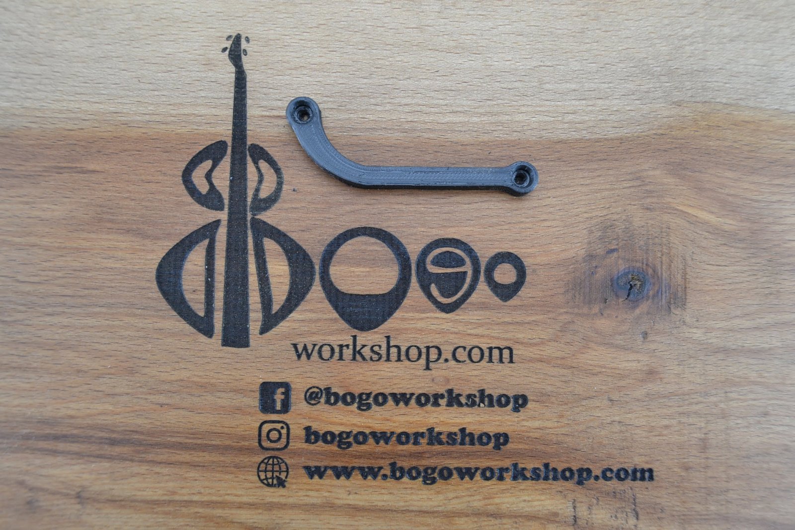 Thumb rest for Fender Deluxe bass V (M-2) 11 Thumb rest for Fender Deluxe bass V (M-2)