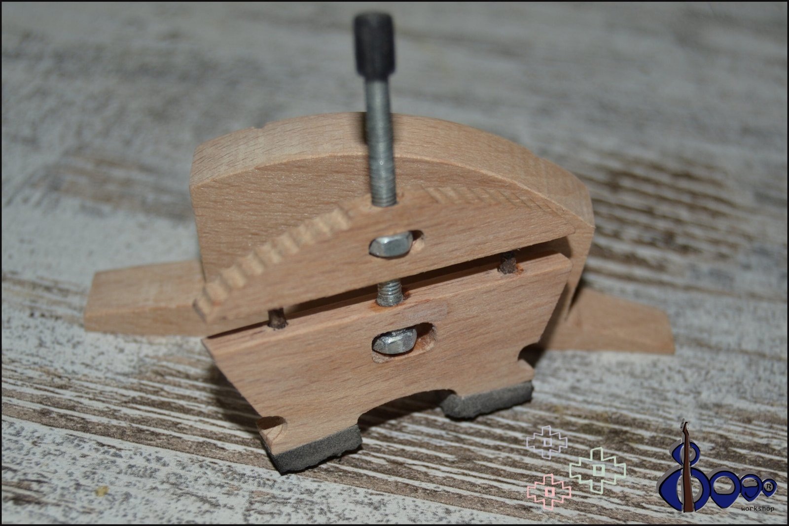 Violin-viola strings lifter/ holder